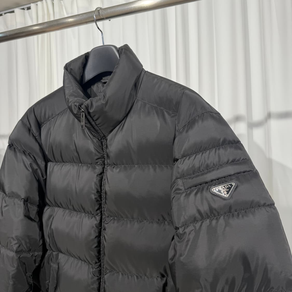(110) 프라다 삼각로고 리나일론 패딩 상품이미지2