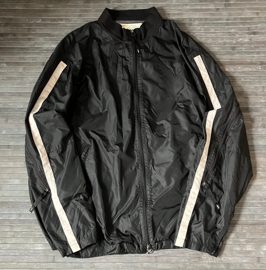 Side detail black nylon jacket 상품이미지1