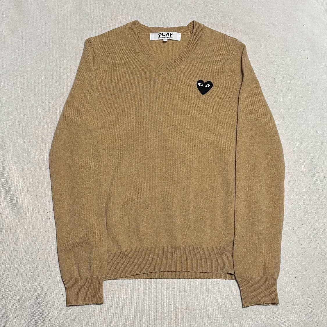 L 꼼데가르송 블랙하트와펜 베이지 울 브이넥 니트 상품이미지2
