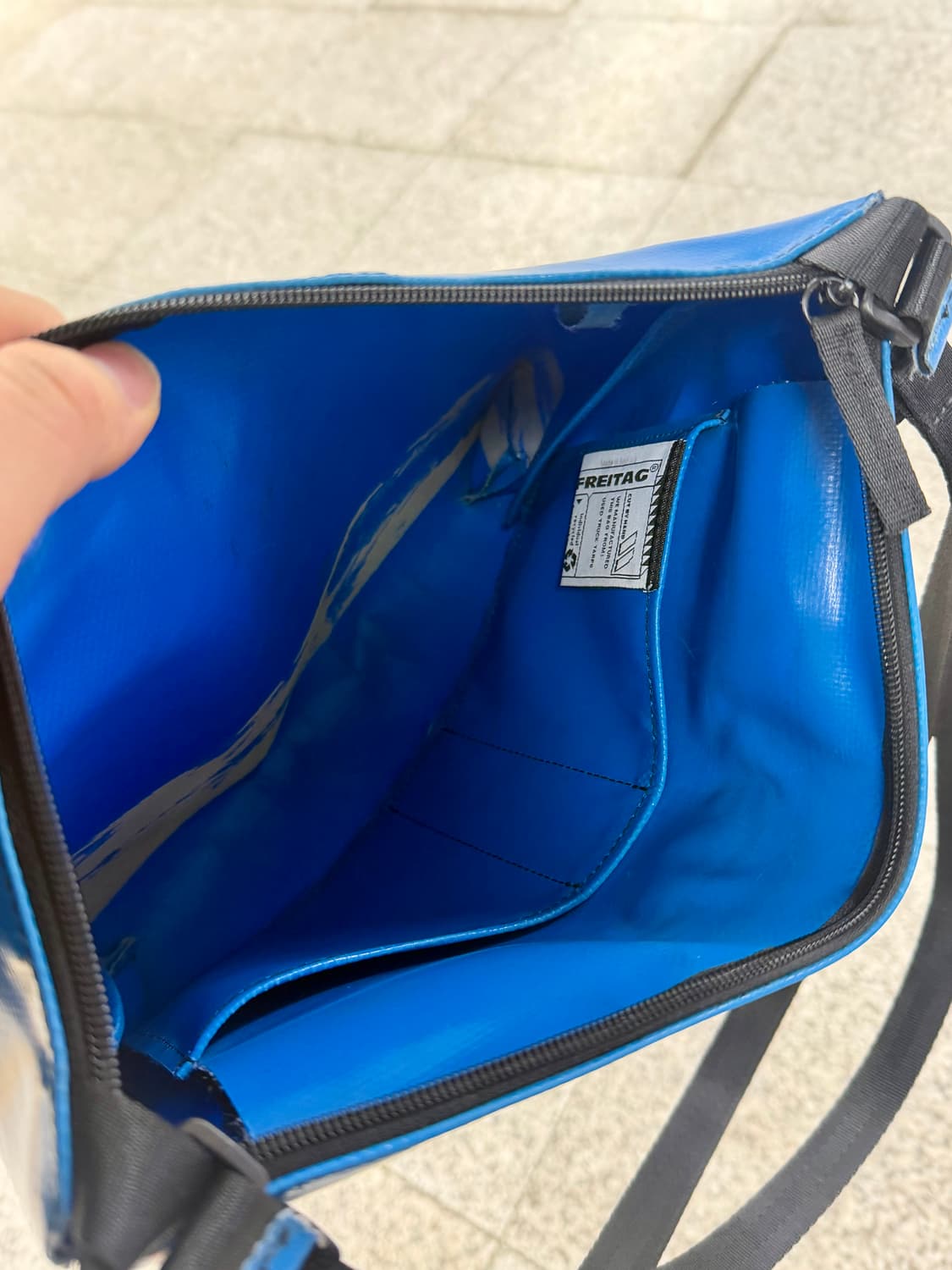 [프라이탁] 루 숄더백 (얼모스트 올블루, 화이트 포인트) 상품이미지3