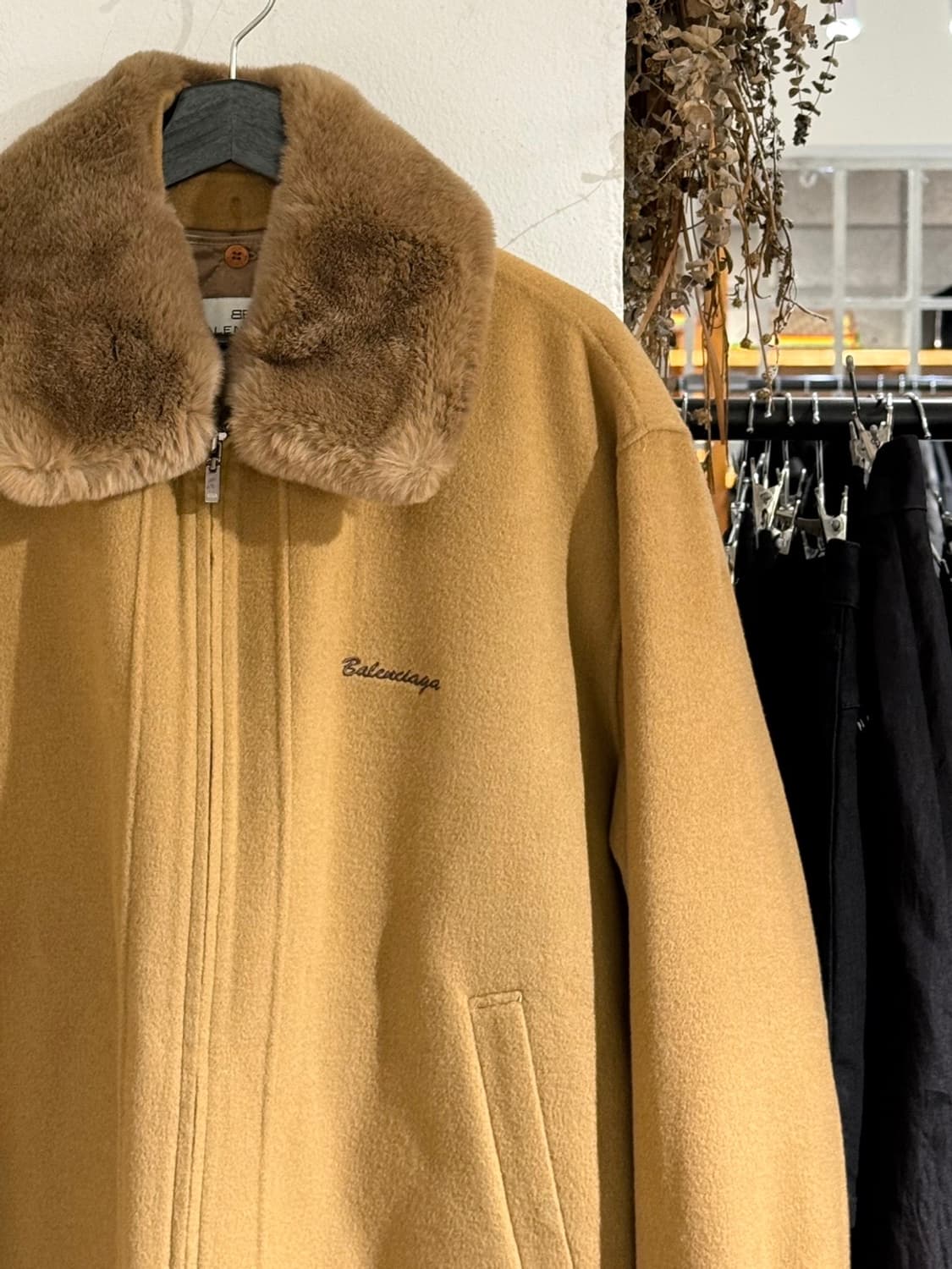 발렌시아가 브라운 퍼 카라 숏 해링턴 자켓 상품이미지3