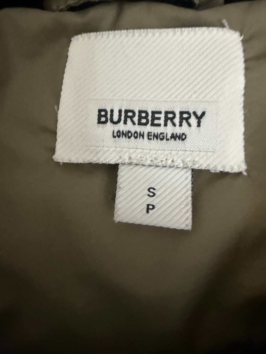 Burberry 카키 패딩 S – 여성스러운 벨트 디테일 상품이미지4