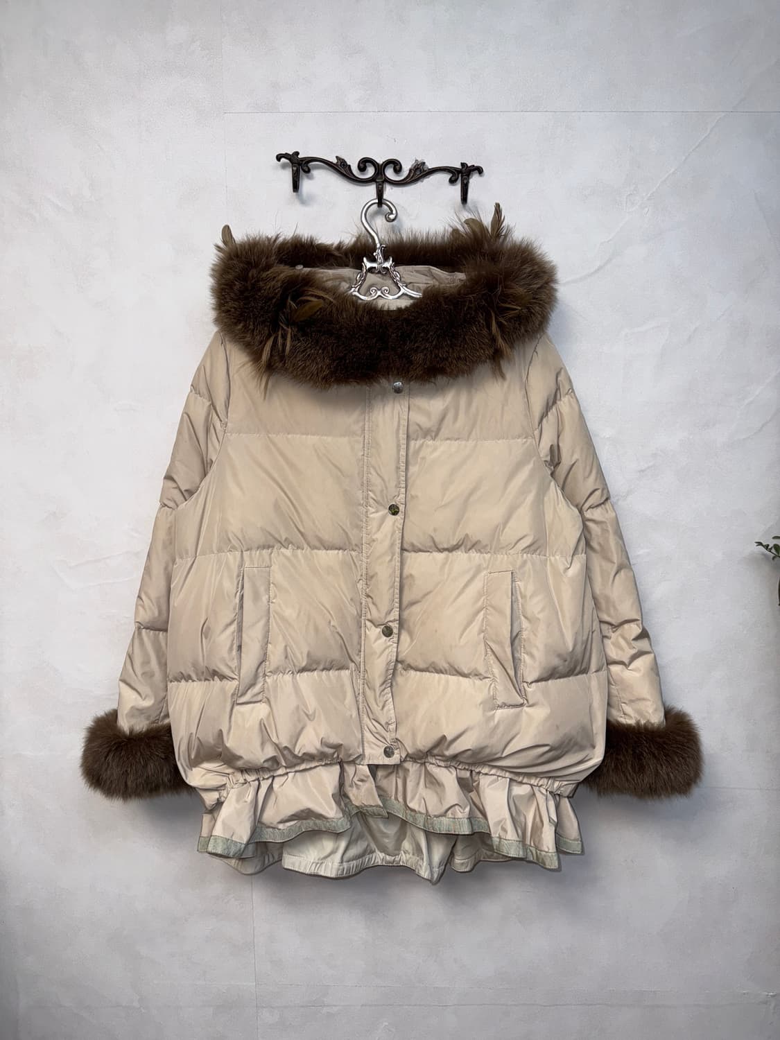 Beige fur trimming frill detail hood 패딩 상품이미지1