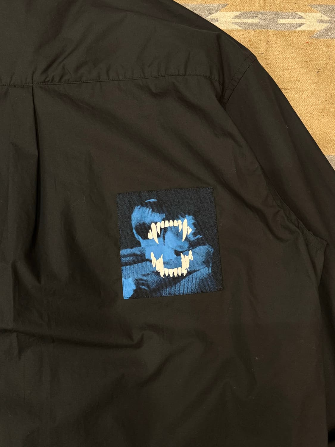 [5] 언더커버 랜덤 프린트 패치 셔츠 블랙 25SS 상품이미지6