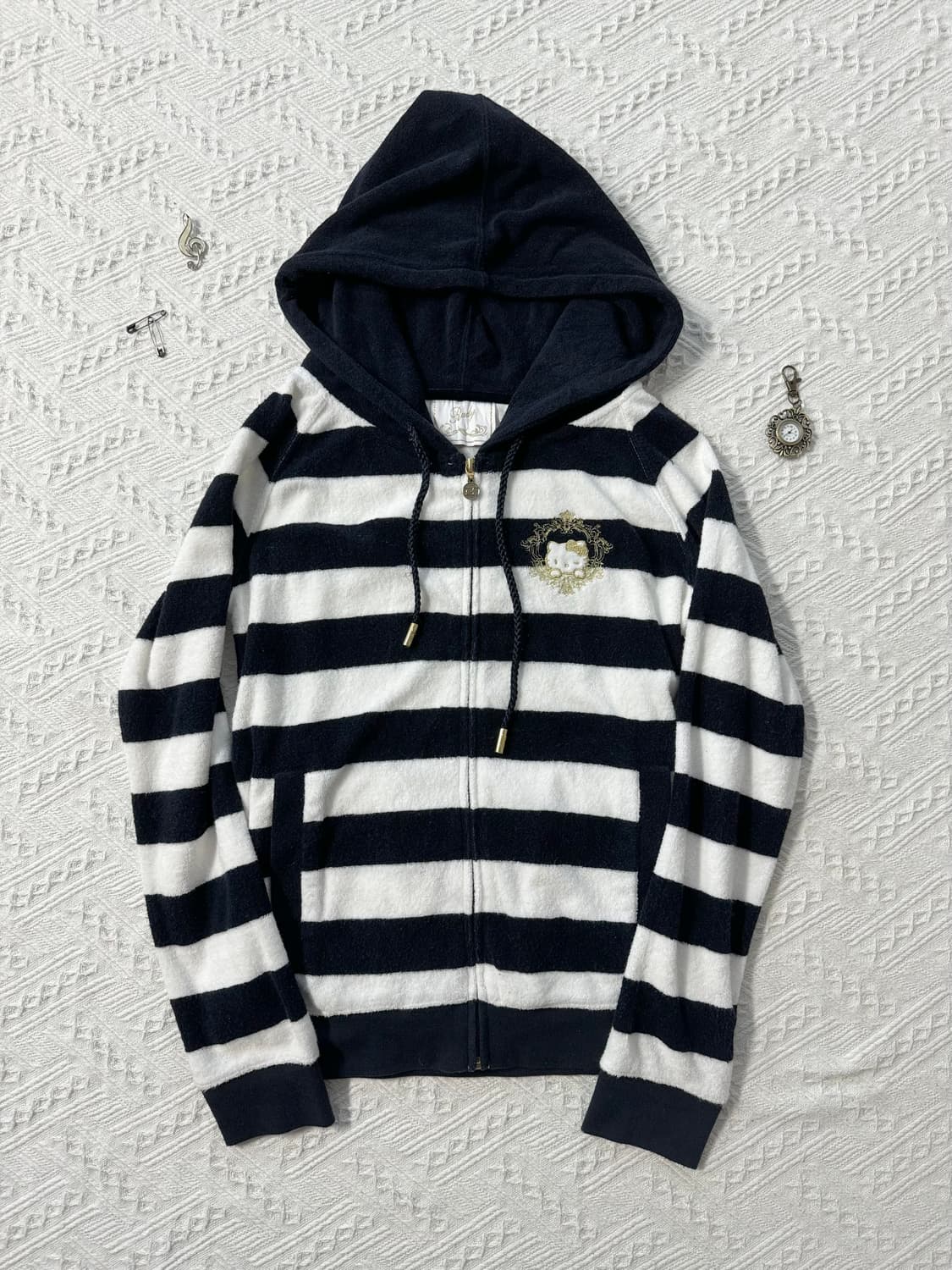 헬로키티x라디 플리스 퍼 스트라이프 패턴 자수 후디드 집업 상품이미지6