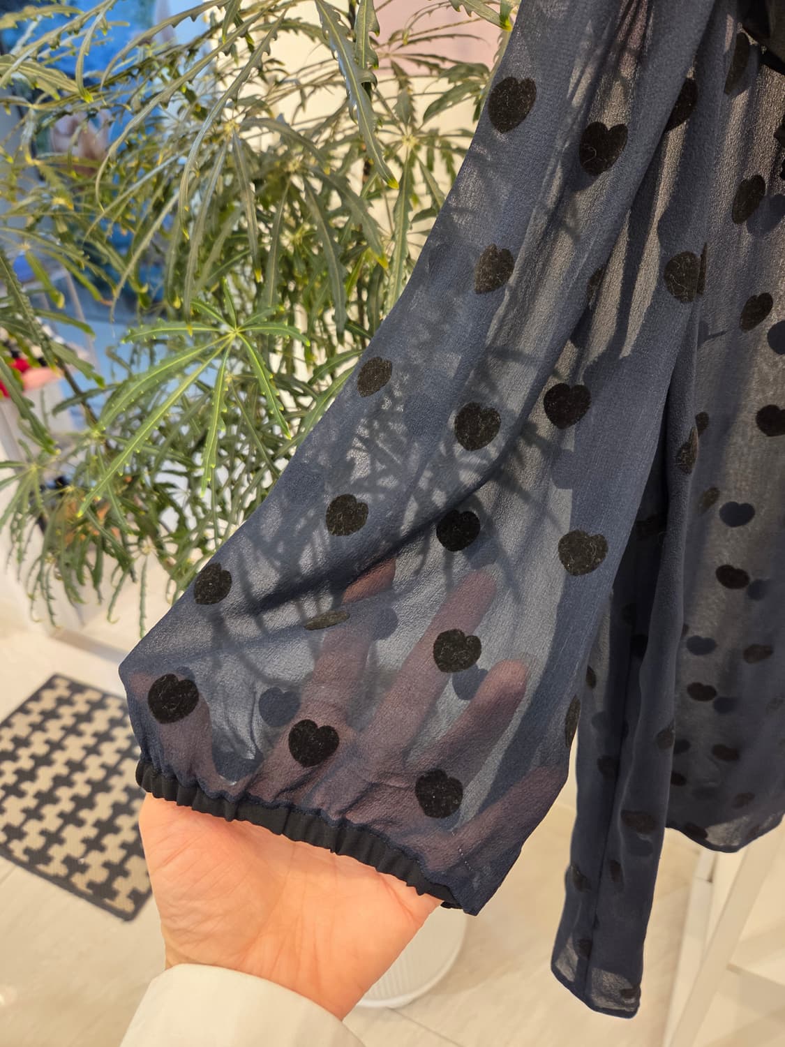 레니본 하트 땡땡이 실크 100 블라우스 상품이미지3