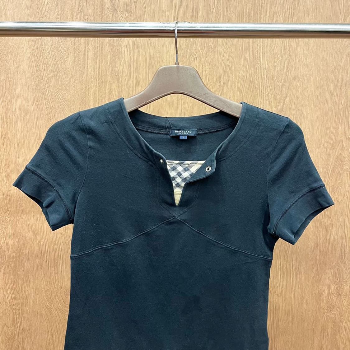 버버리 런던 반팔 티셔츠 배색 체크 레이어드 체스트 라인 디테일 네이비 상품이미지4