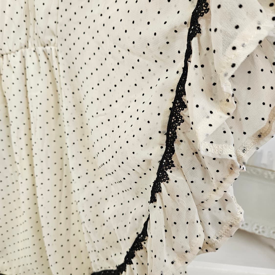 (CECIL McBEE) 도트 쉬폰 레이스 케이프 블라우스 상품이미지7