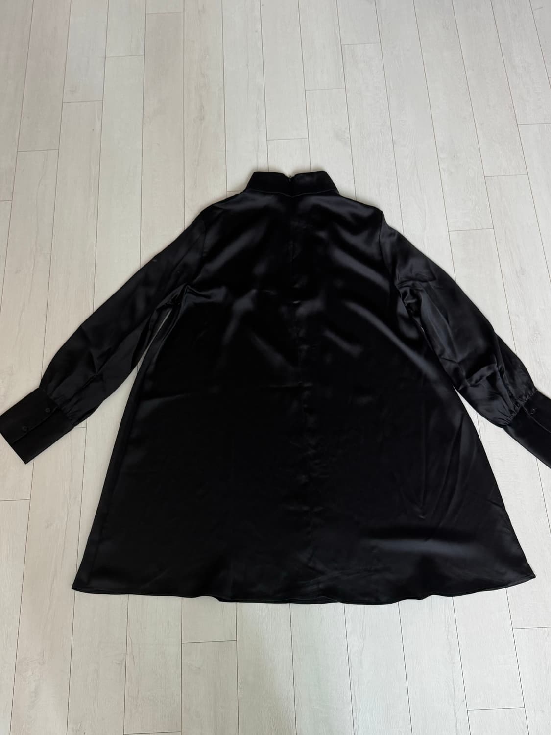 블랙 새틴 하이넥 미디드레스 상품이미지2