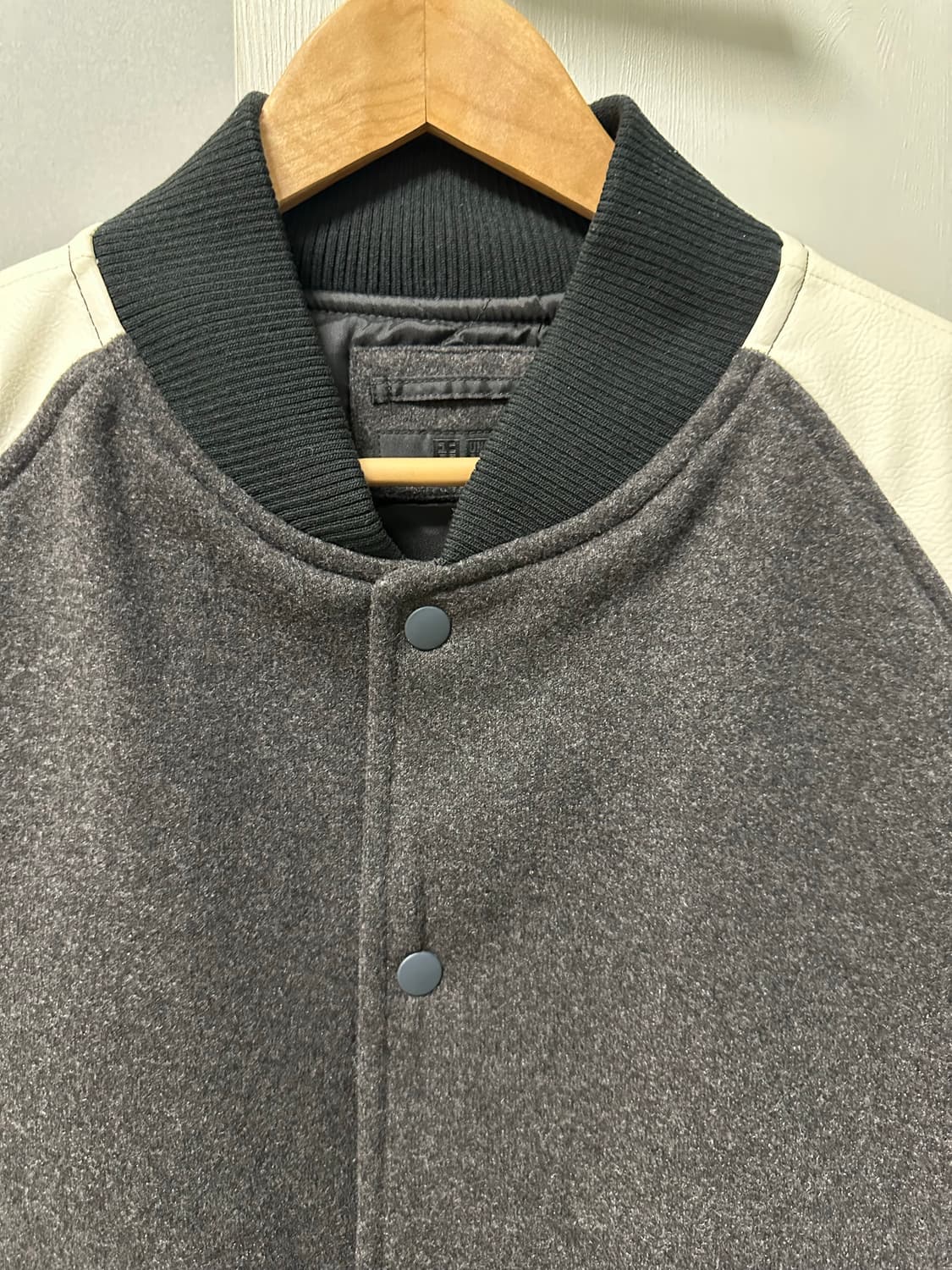 유니클로 차콜/화이트 바시티[XL] 상품이미지4