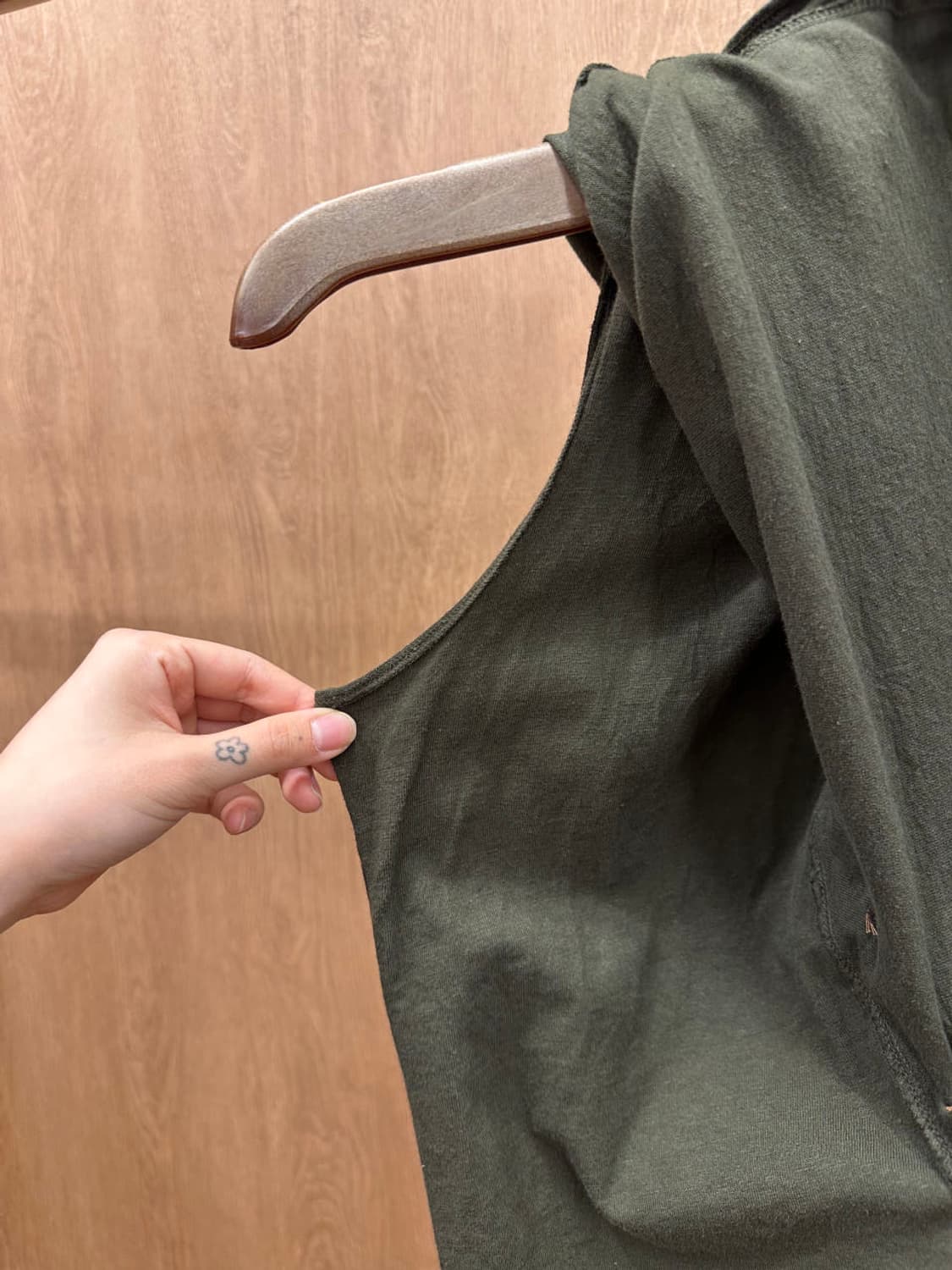 캐피탈 케이프 레이어드 탑 싱글 포켓 사이드 슬릿 디테일 카키 상품이미지4