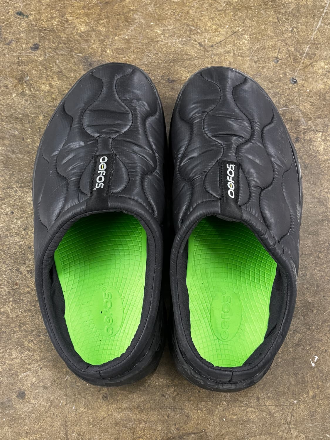 우포스 OOFOOS 블랙 패딩 슬리퍼 280 상품이미지6