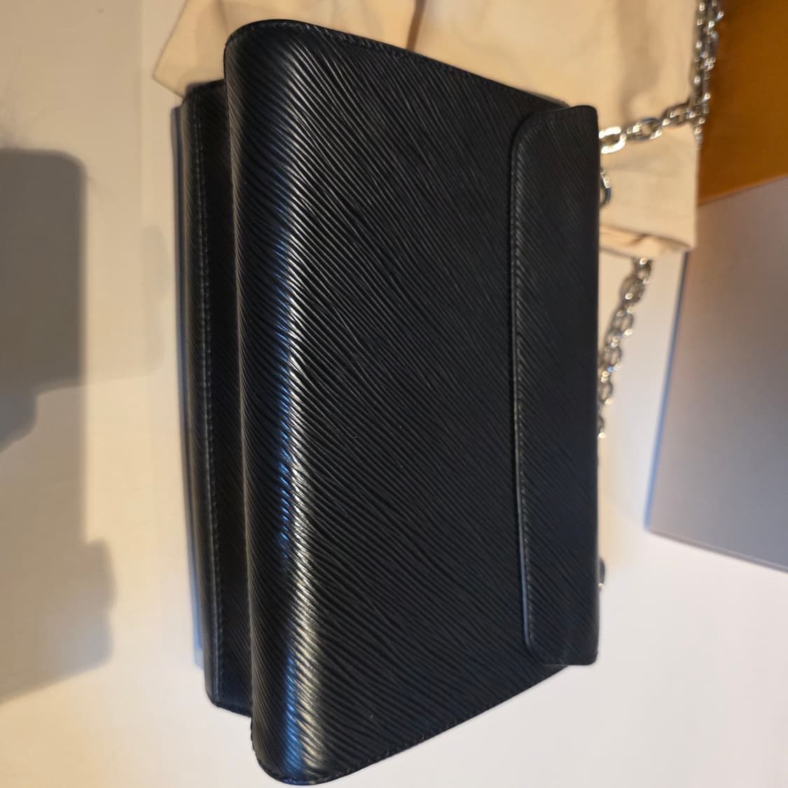 루이비통 트위스트 MM 블랙 에피 가죽 은장 상품이미지10