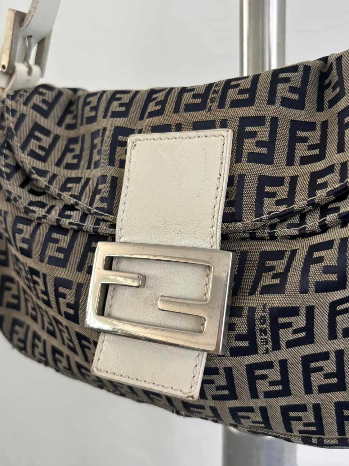 Fendi 펜디 FF 로고 아이보리 버클 미니 숄더백 상품이미지3