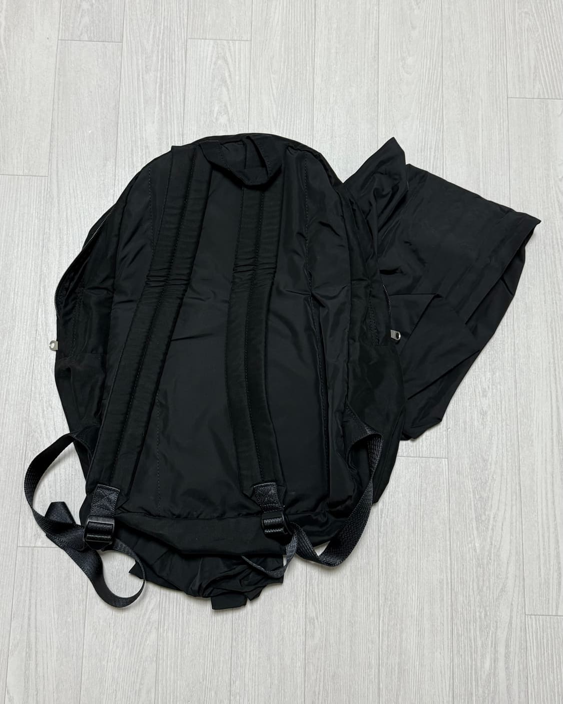 이우가마카라스 노티드 백팩 블랙 상품이미지3