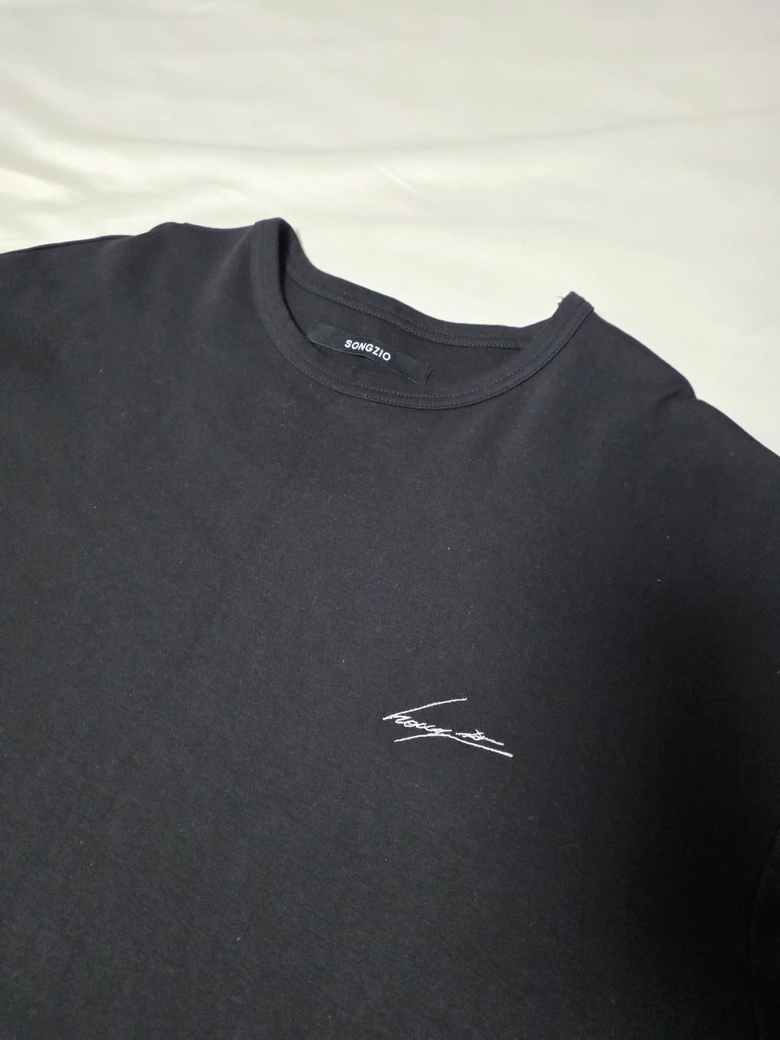 송지오옴므 어시메트릭 컷 크루넥 블랙 100 (가슴단면 60cm) 상품이미지3