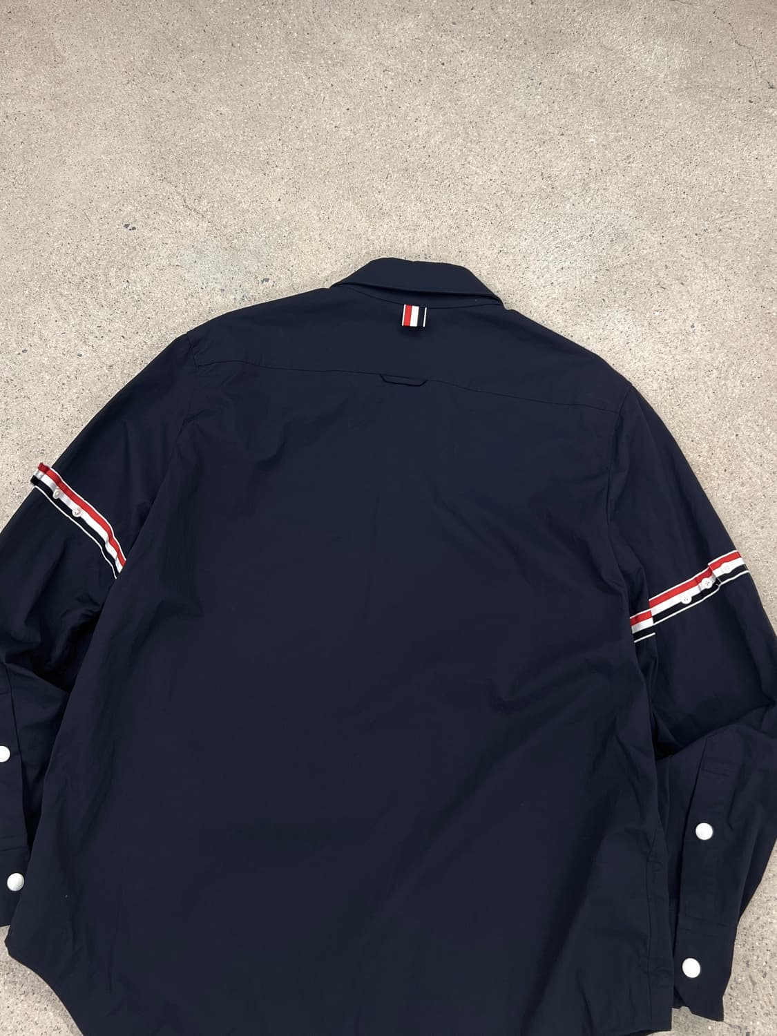 톰브라운 네이비 암밴드 셔츠 자켓 상품이미지5