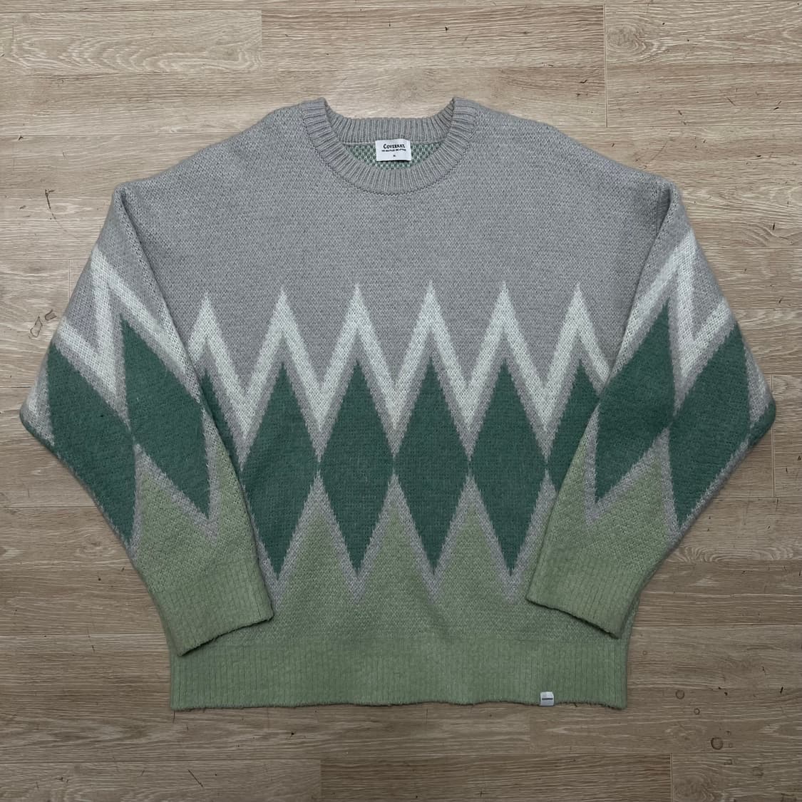 포근한 모헤어와 모직 소재가 혼용되어 보온성이 뛰어나며, 전면의 큼지막한 상품이미지1