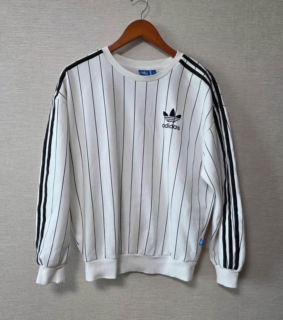 아디다스 블랙 스트라이프 맨투맨 상품이미지1