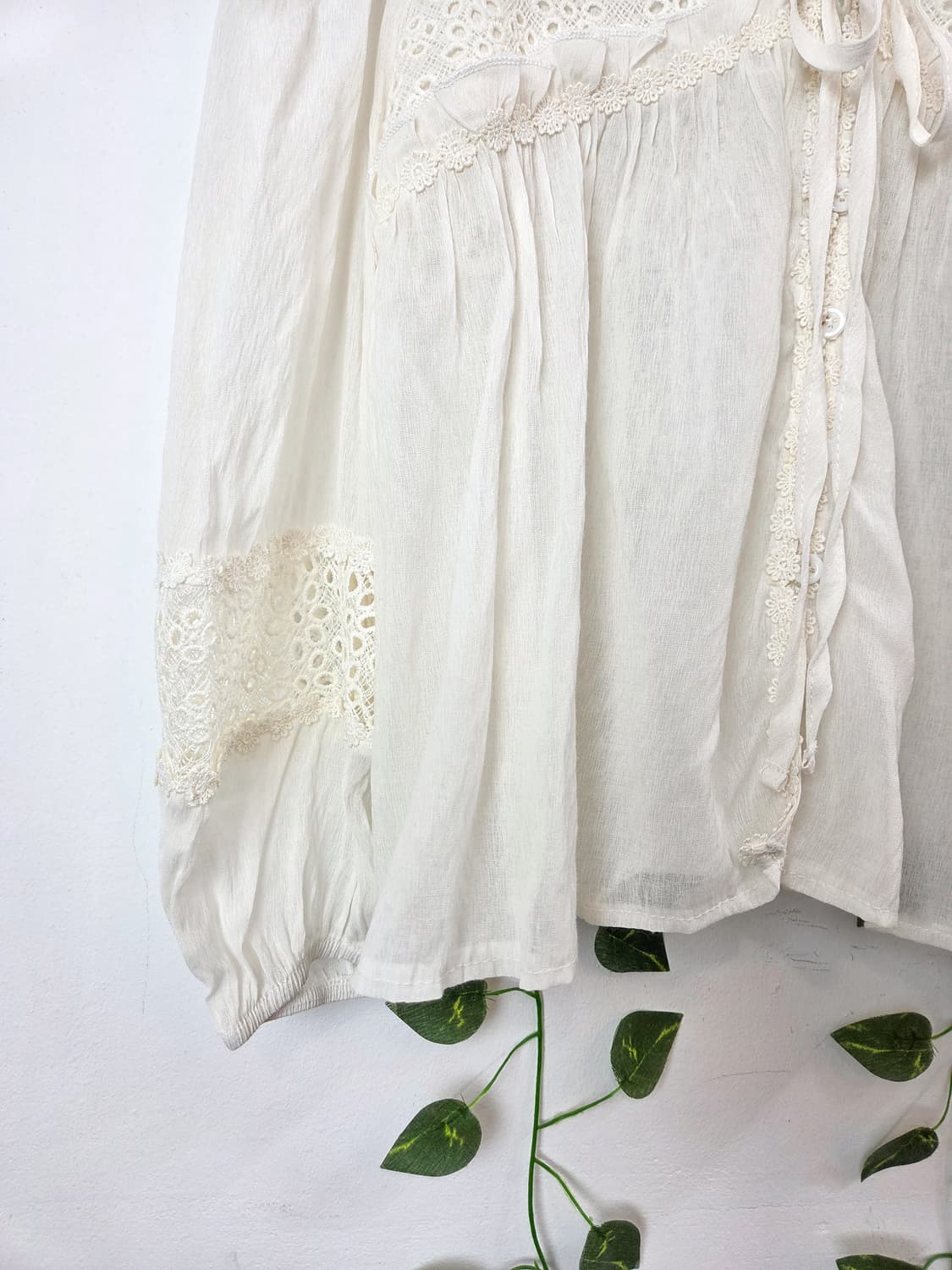 펀칭 버튼업 블라우스 상품이미지3