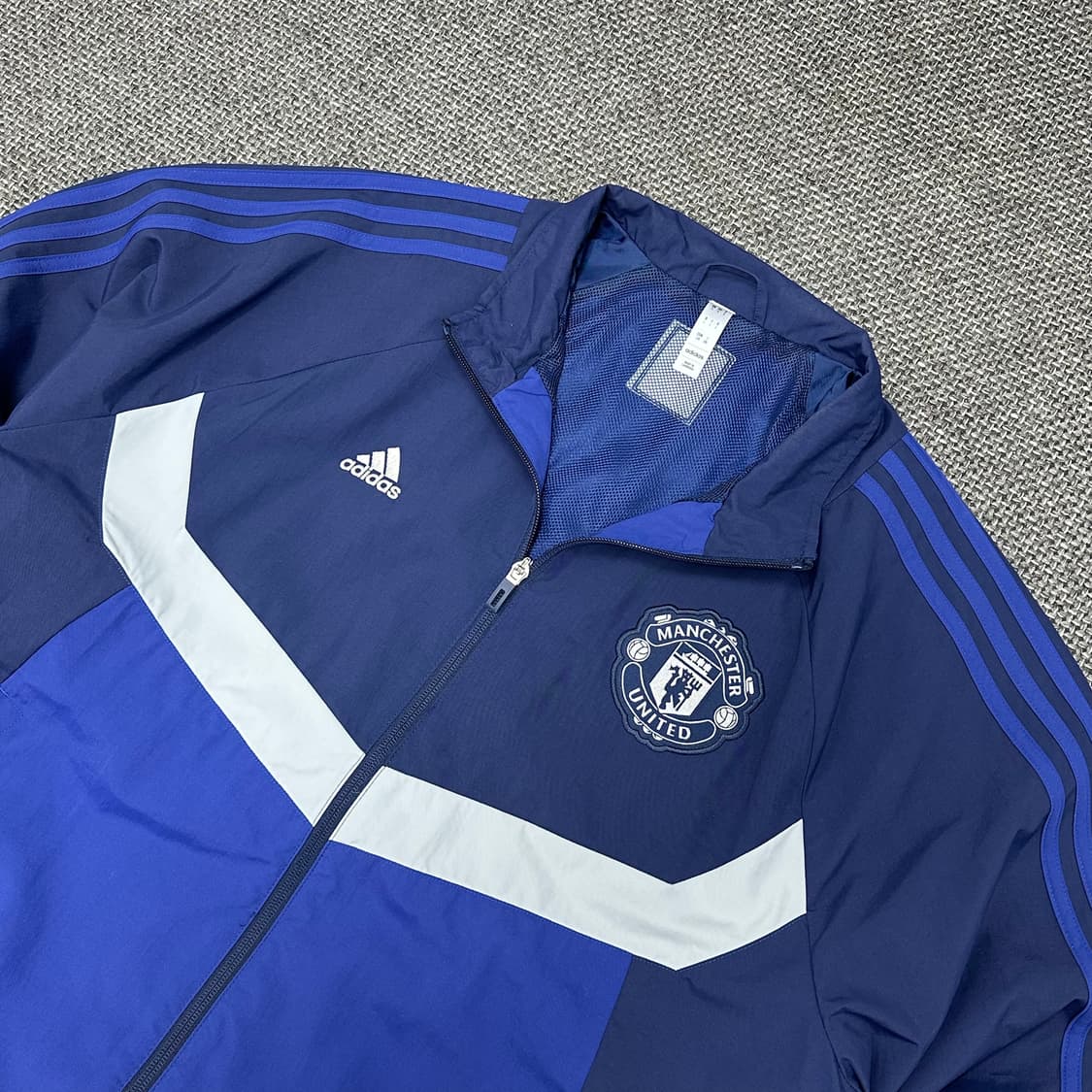 아디다스 해외판 맨유 레어템 바람막이 L 상품이미지4