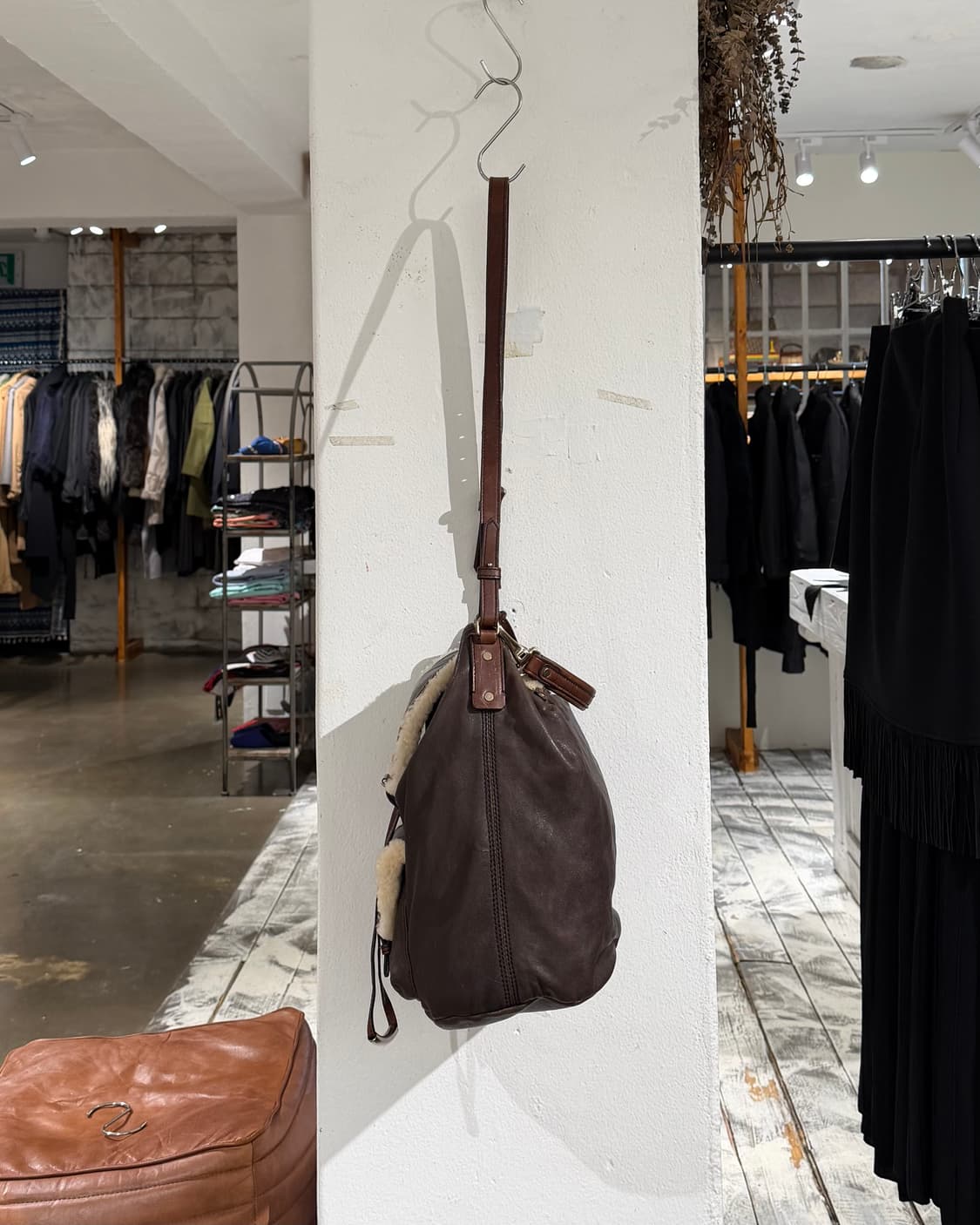 버버리 레더 브라운 시어링 숄더백 상품이미지5