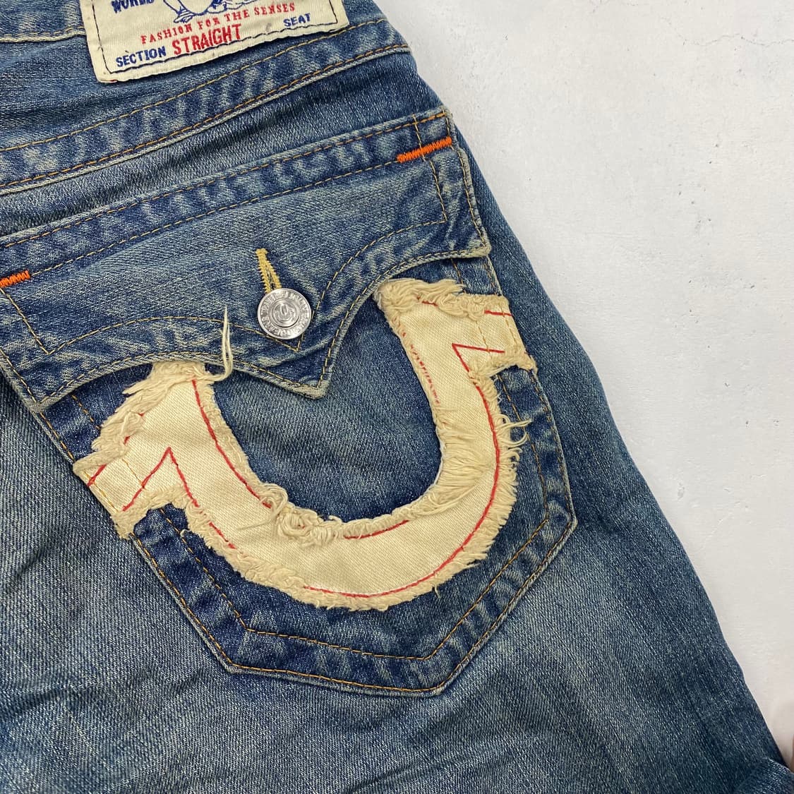 트루릴리전 자수 디테일 스트레이트 데님 진 (32) 상품이미지3