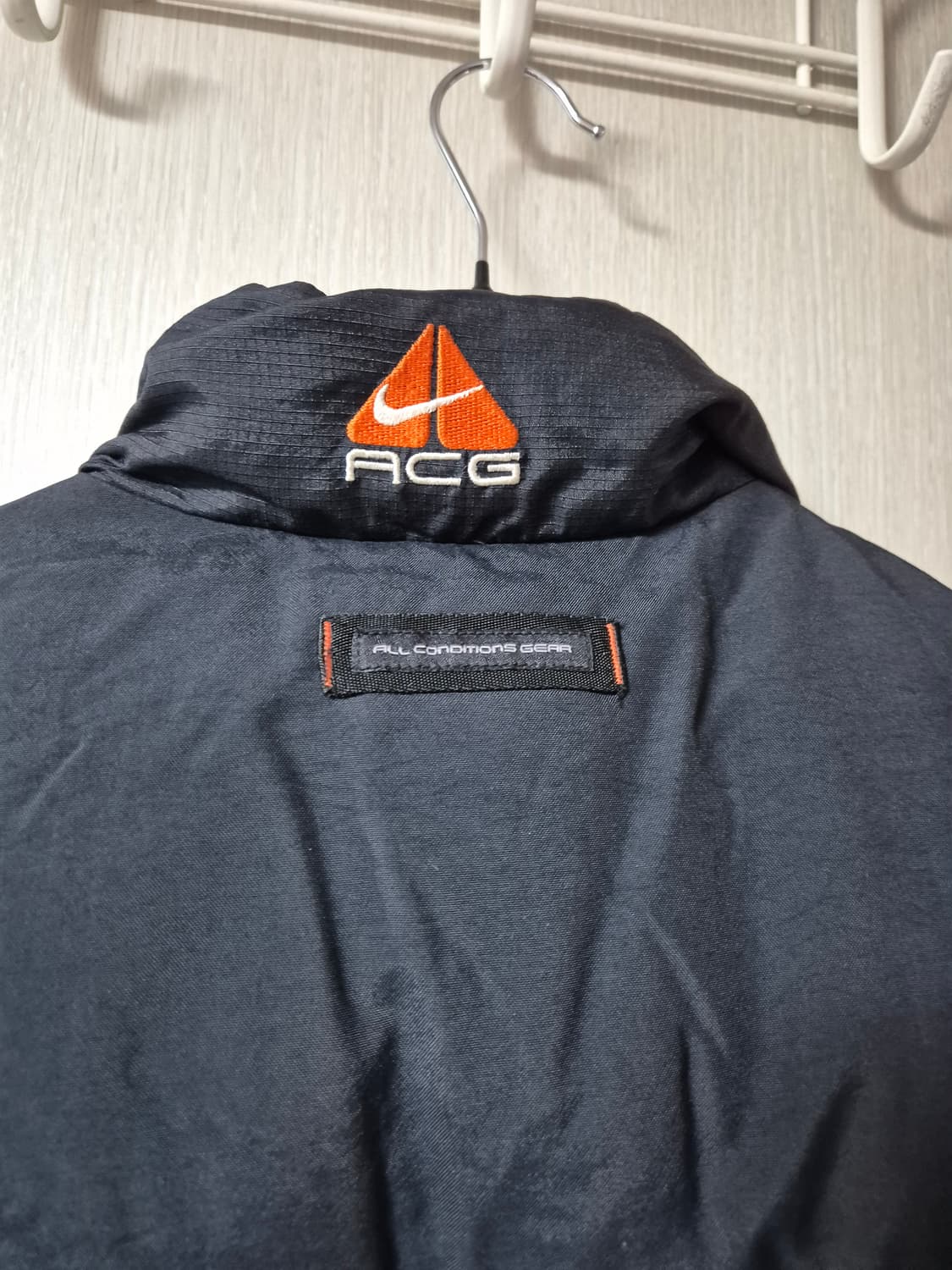 나이키 acg 블랙 로고 다운 패디드 베스트 100 패딩조끼 상품이미지5