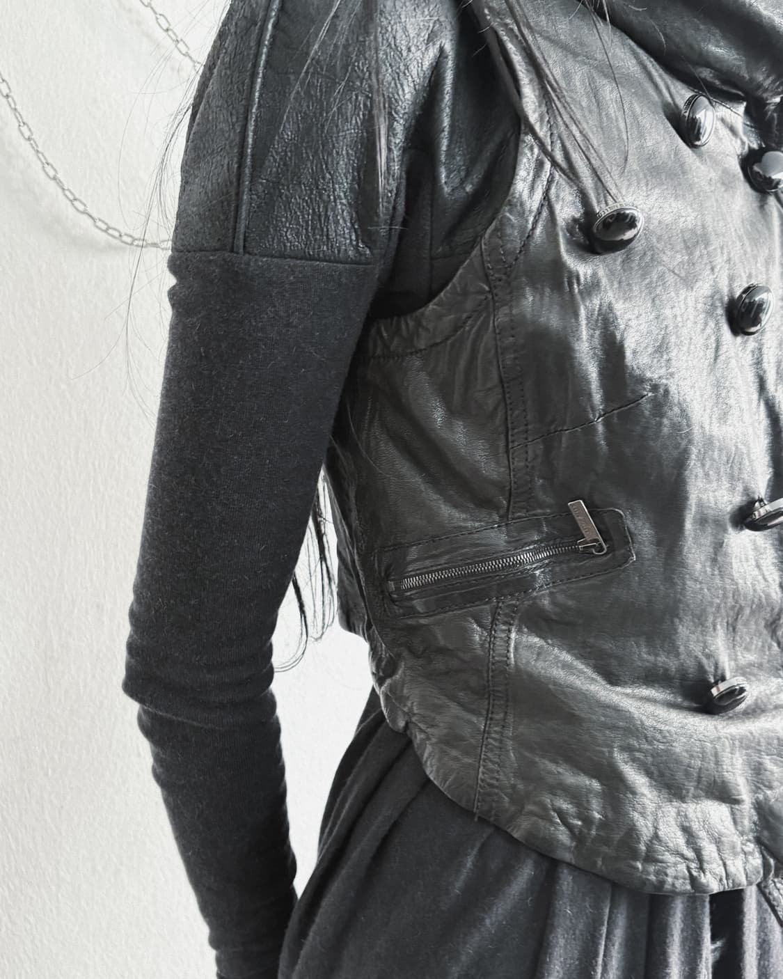 카렌 밀렌 아방가르드 하이넥 드레이프 나폴레옹 레더 베스트 상품이미지5