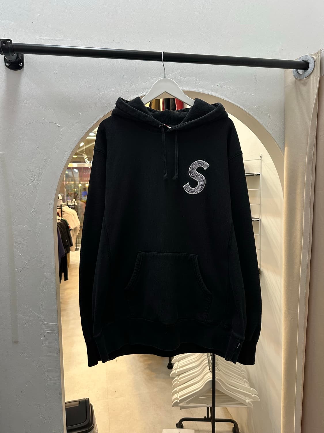 슈프림 S로고 블랙 후드티 상품이미지1