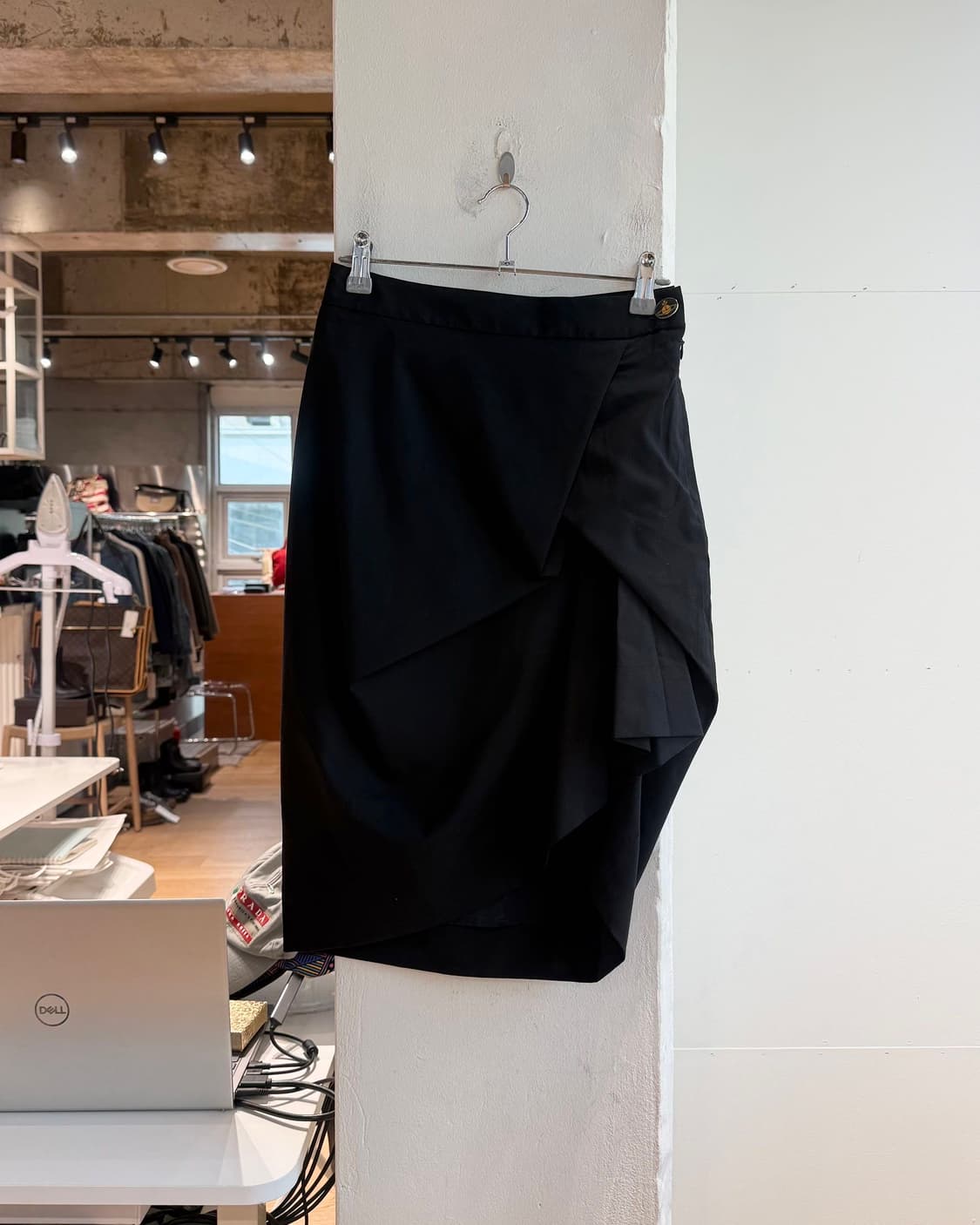 비비안웨스트우드 레드라벨 블랙 드레이프 미디스커트  상품이미지2