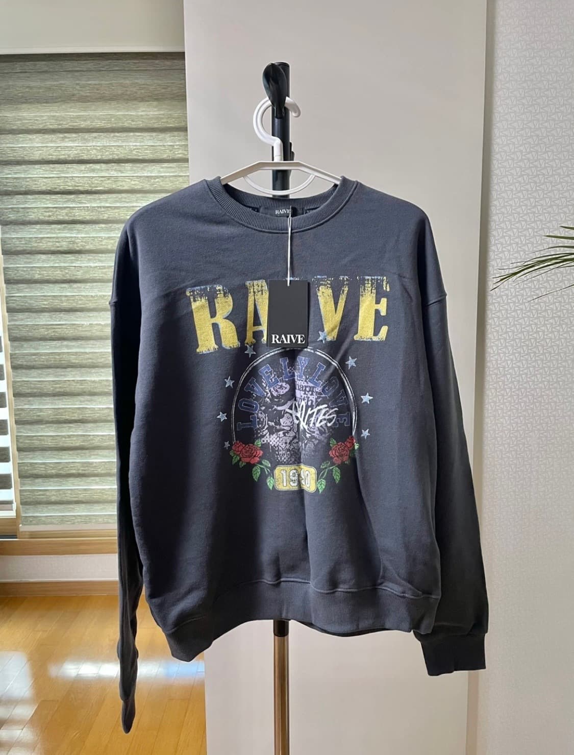 (레이브 RAIVE) 러브 바이트 그래픽 맨투맨 상품이미지1