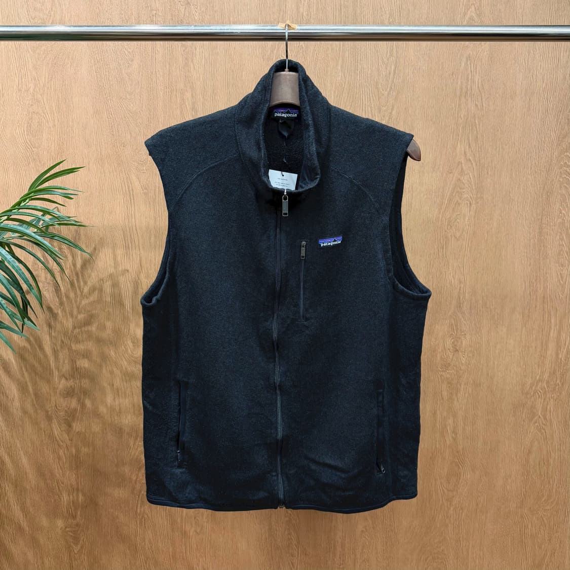 파타고니아 시그니처 플리스 집업 베스트 로고 패치 지퍼 포켓 디테일 블랙 상품이미지1