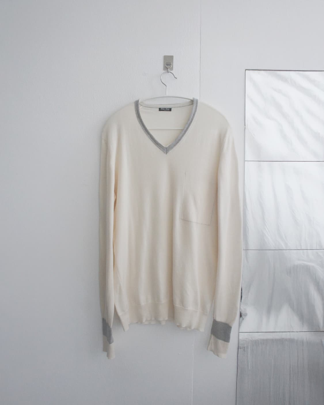 miumiu inside pocket v neck knit 상품이미지1