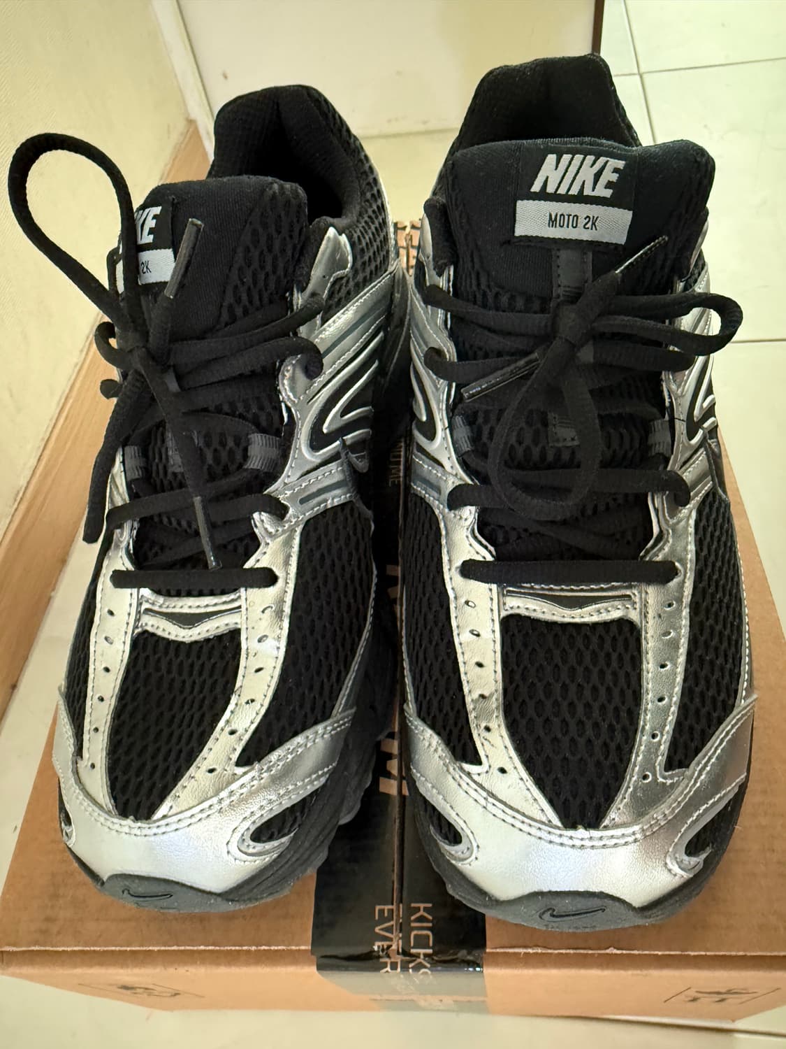 나이키 에어맥스 모토 2K 블랙 메탈릭 실버 285 상품이미지4