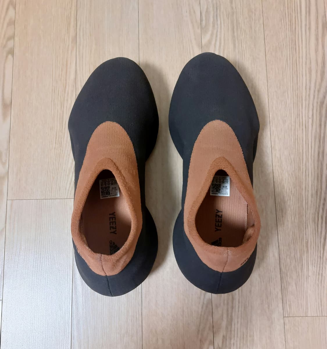 285)아디다스 이지 니트 러너 스톤 카본 상품이미지4