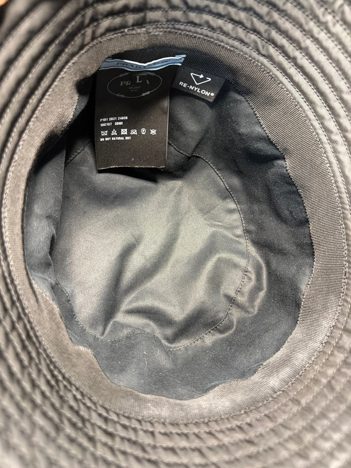 프라다 리나일론 버킷햇 판매합니다. 상품이미지3