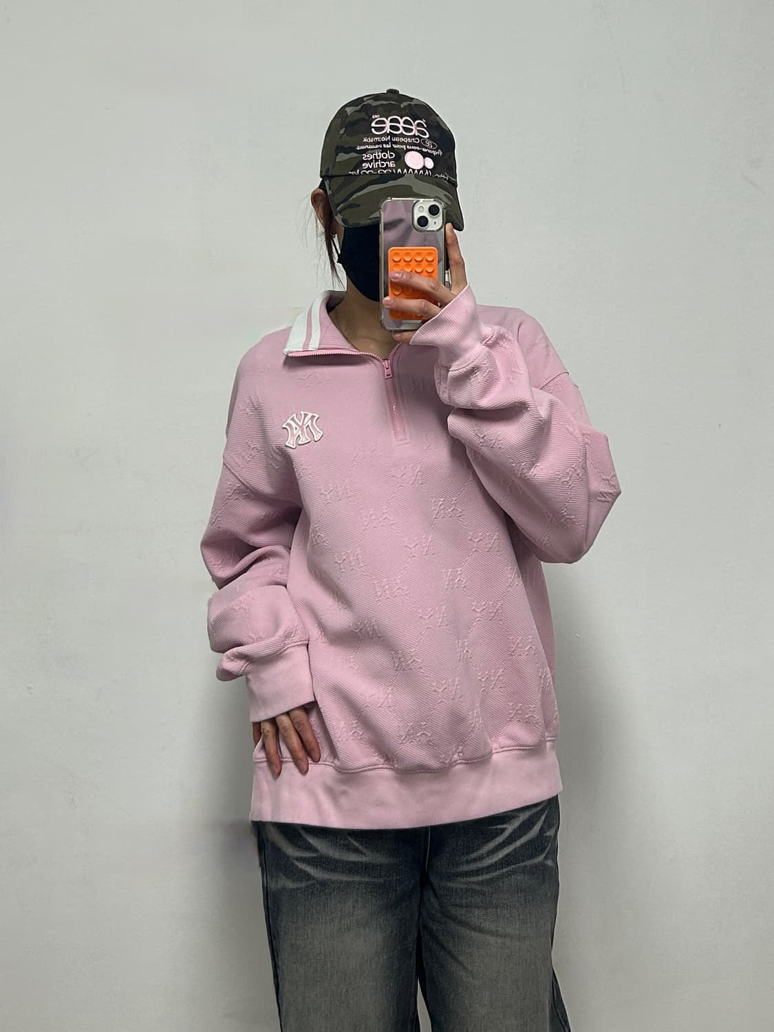 MLB 뉴욕 양키스 NY 모노로고 핑크 반집업 맨투맨 상품이미지1