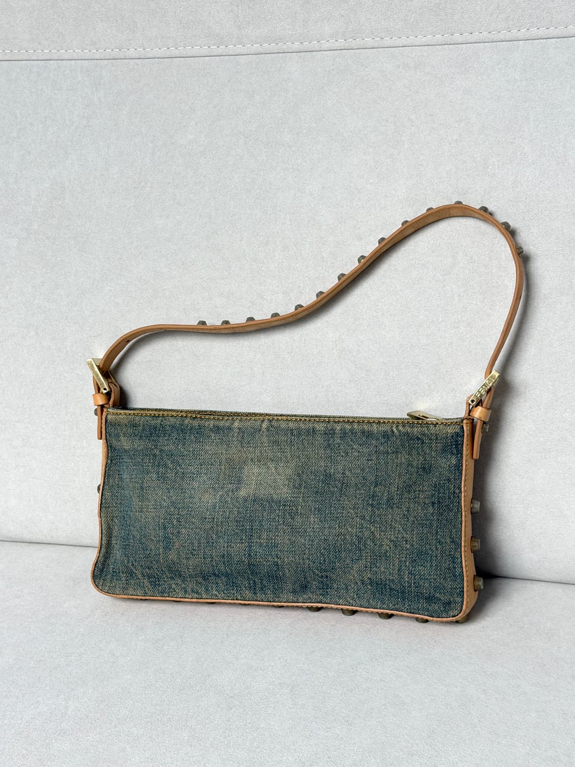 펜디 데님 스터드 숄더백 상품이미지4