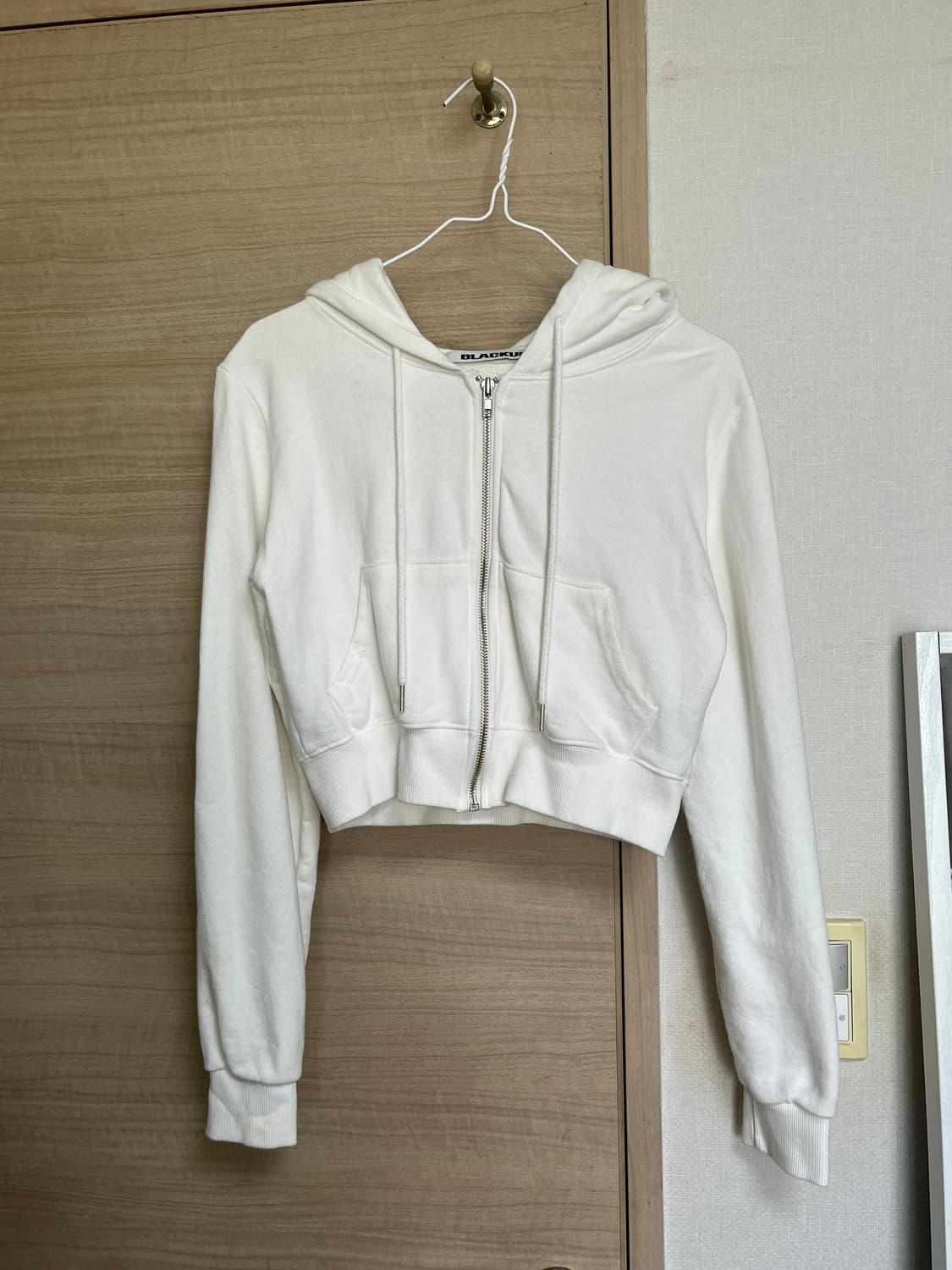 블랙업 크롭 후드집업 화이트 상품이미지1