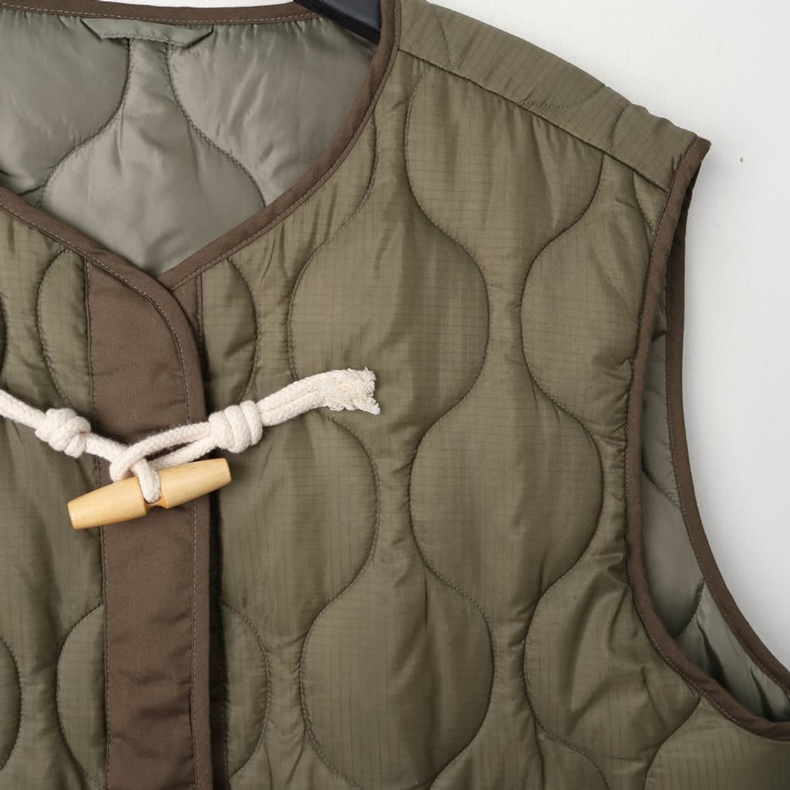 66/에잇세컨즈 퀼팅 토글단추 베스트 상품이미지3