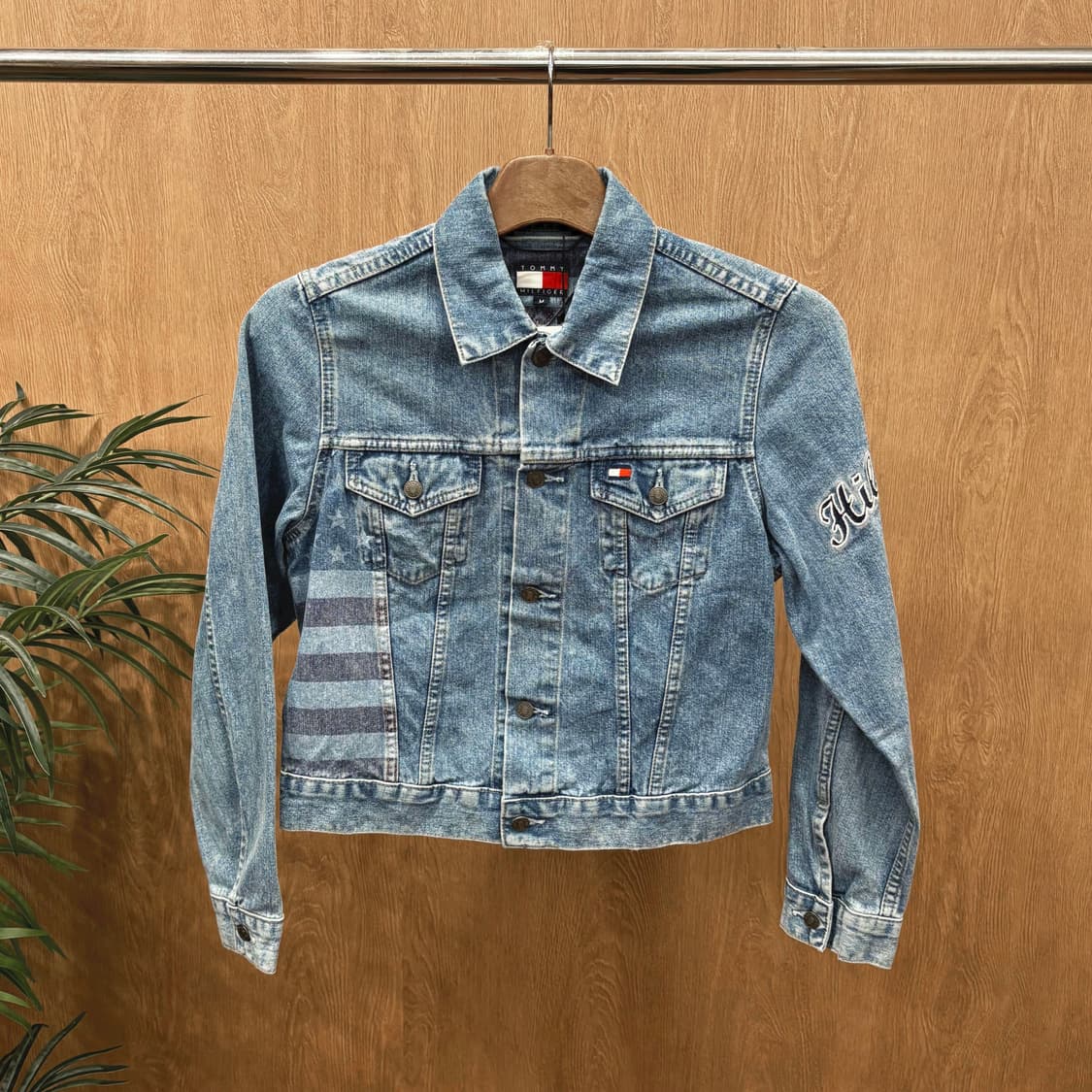 타미힐피거 데님 자켓 성조기 프린팅 로고 레터링 자수 슬리브 디테일 블루 상품이미지1