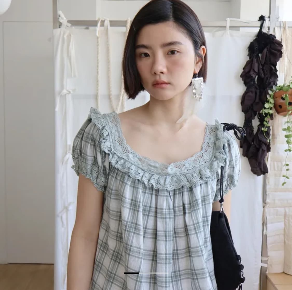 콜로신스 square lace trimming blouse grayish 상품이미지1