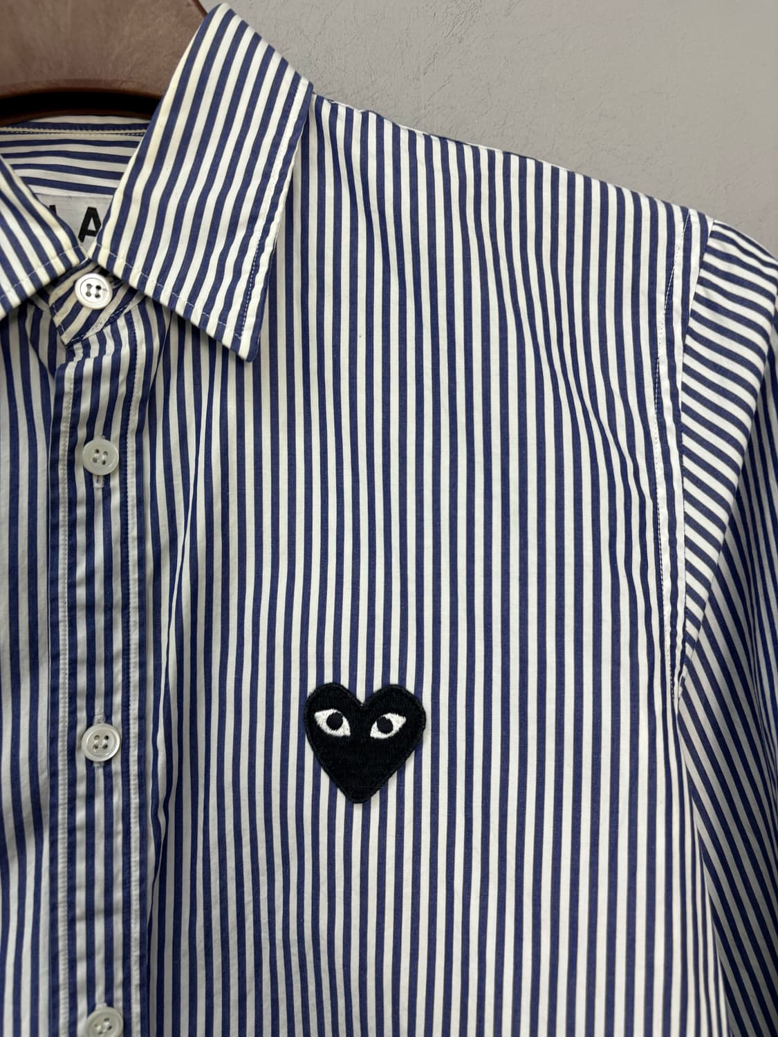 꼼데가르송 스트라이프 블랙하트 와펜 셔츠 A2900 상품이미지3