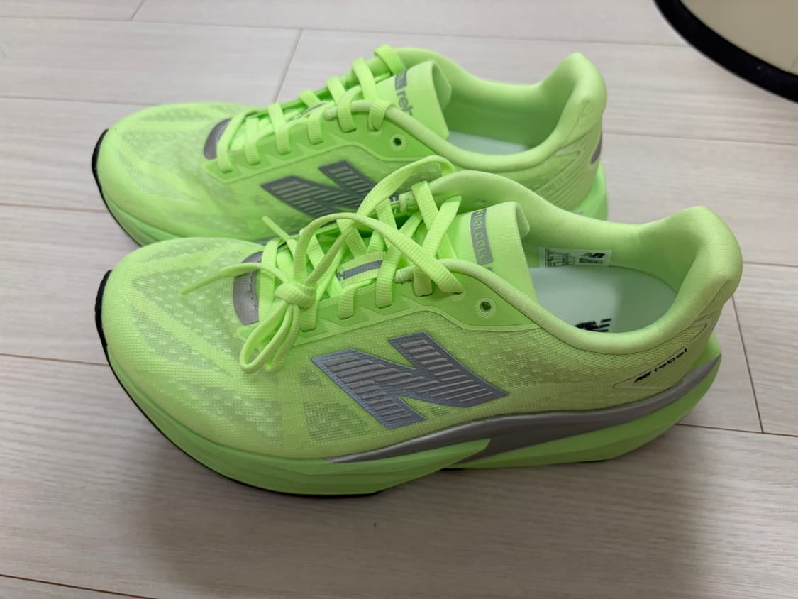 뉴발란스 레벨 볼트 235 러닝화 상품이미지1