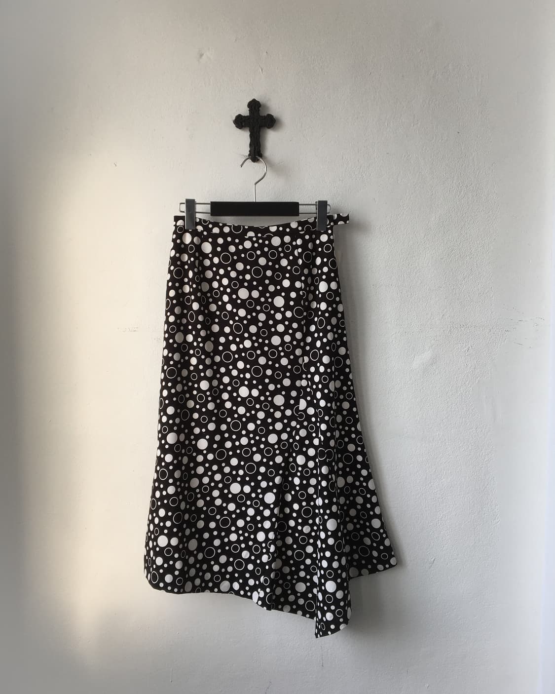 Dot pattern unbalanced drop point skirt 상품이미지1
