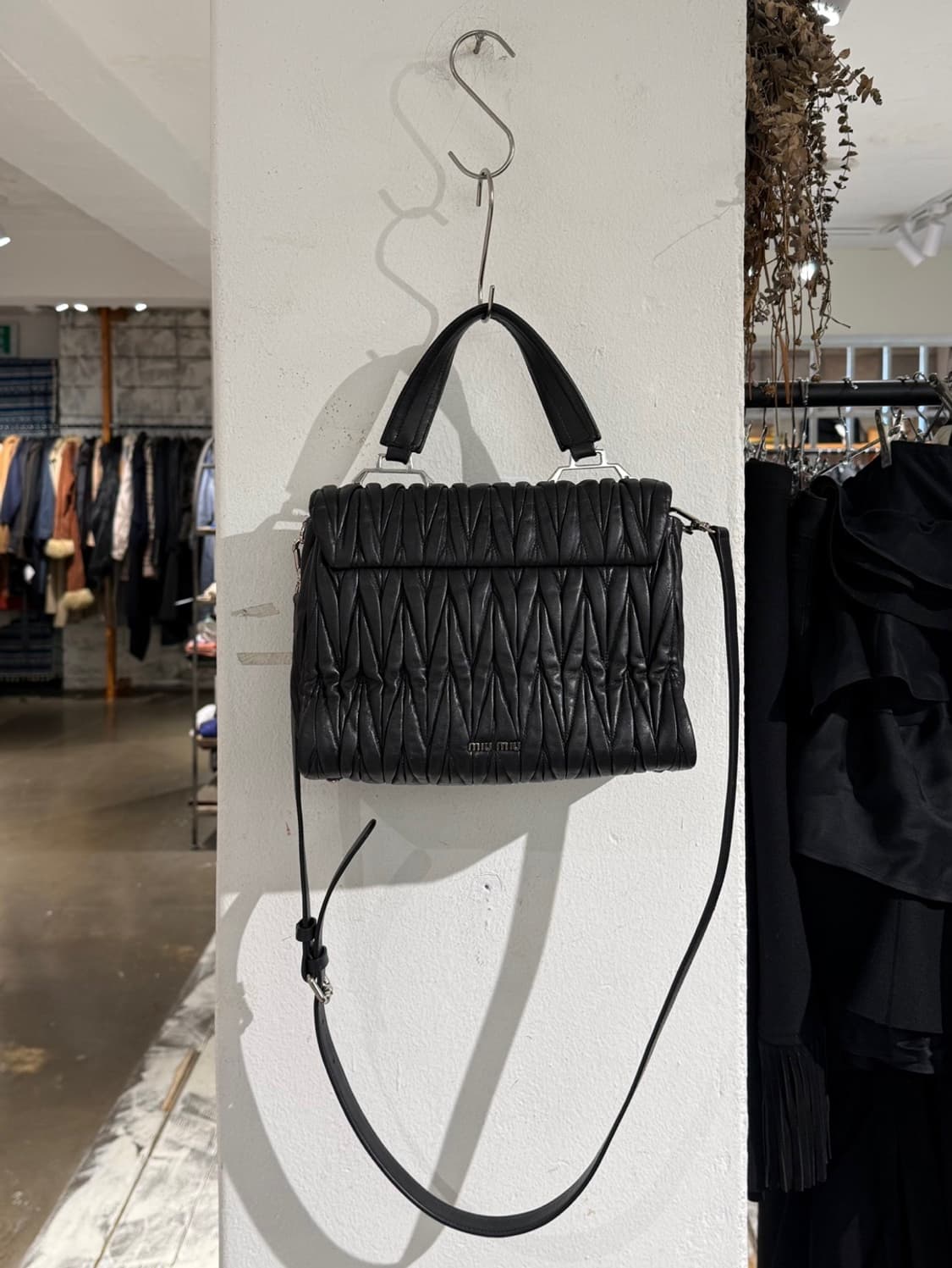 미우미우 블랙 마테라쎄 투웨이 토트 크로스백 상품이미지5