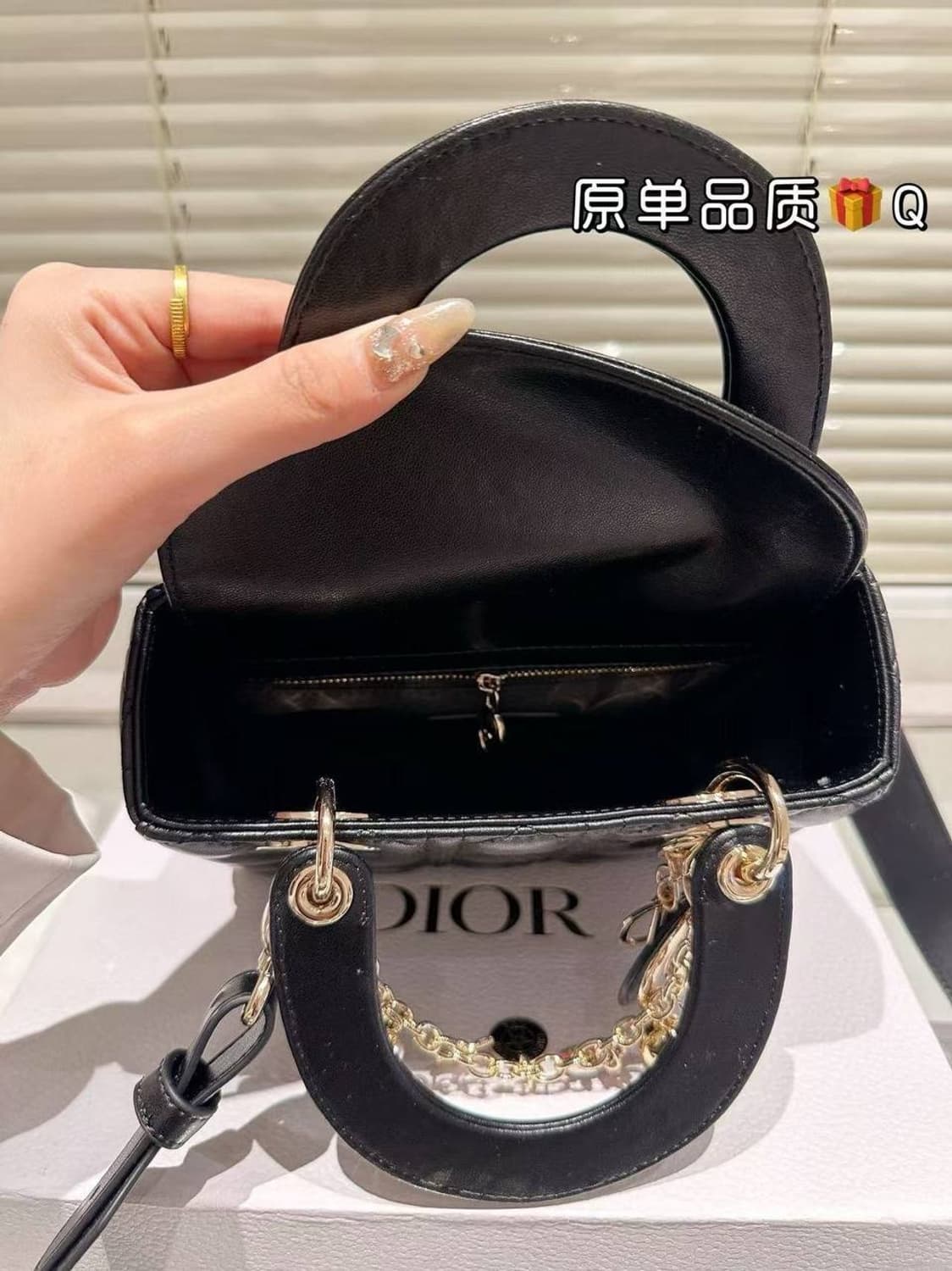 디올 레이디 디올 미니 백
까나쥬 스티칭 퀼트 블랙 상품이미지3