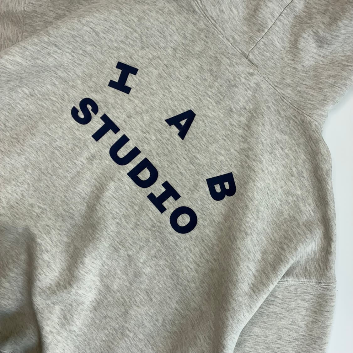 IAB studio  아이앱 그레이 백로고 라이트 그레이 후드티 상품이미지5