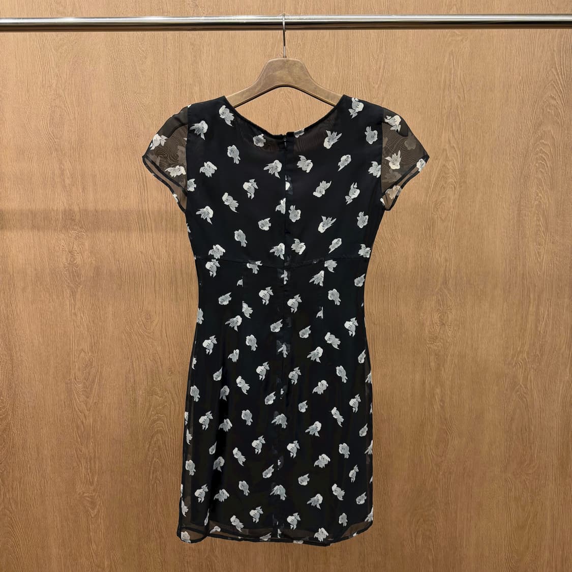 막스앤코 슬림핏 시폰 미디 원피스 화이트 플라워 프린트 패턴 디테일 블랙 상품이미지3